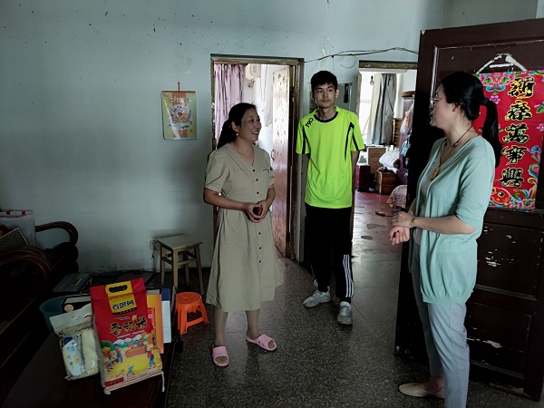 中秋情系贫困生慰问走访暖人心芜湖市聋哑职业学校开展百千万资助走访